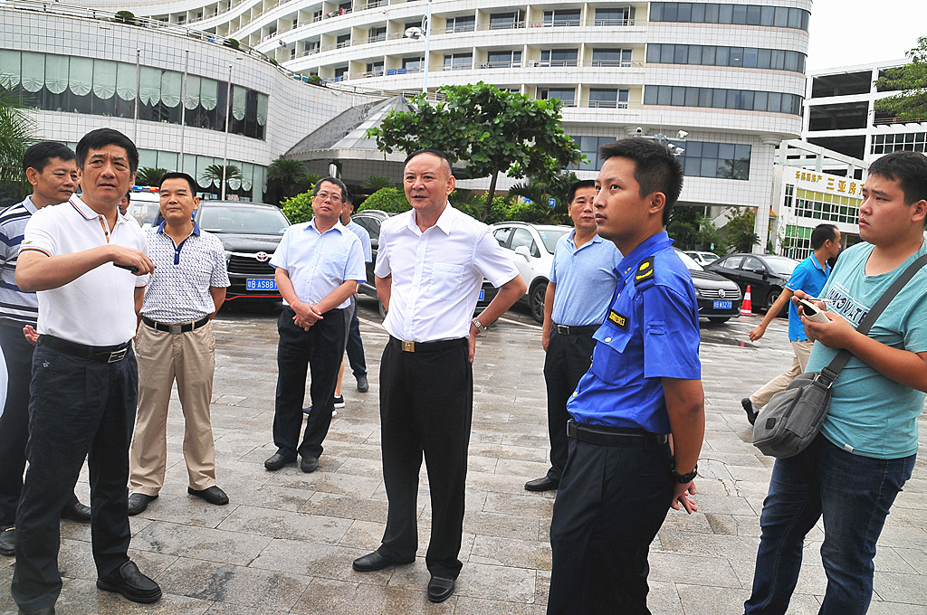 在市民游客中心的值班区长热线接待处,黄少文详细了解热线接听